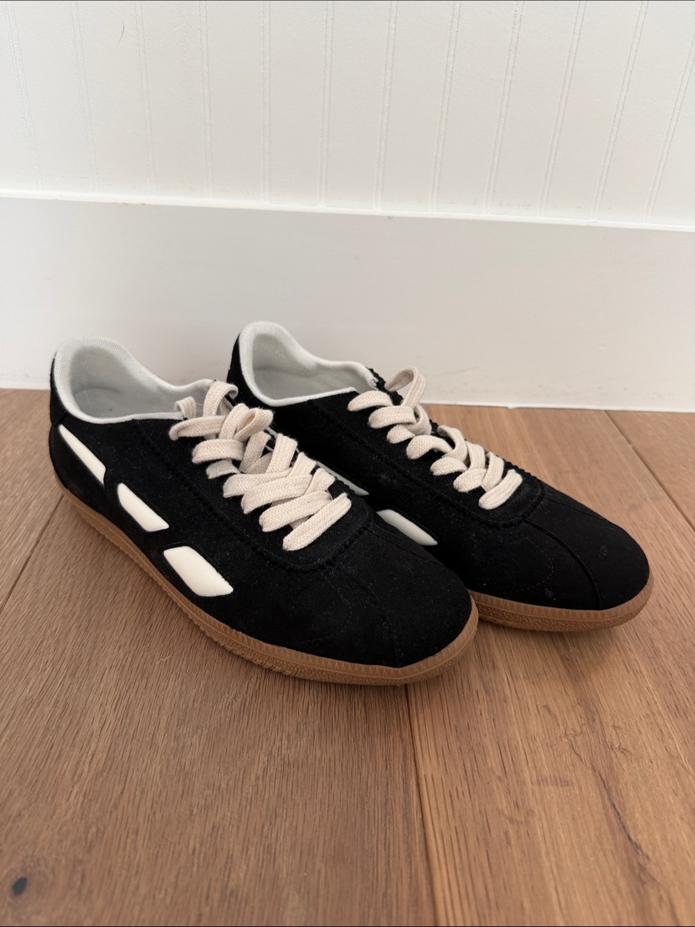 Women’s Saye Sneakers with Cream Accents
